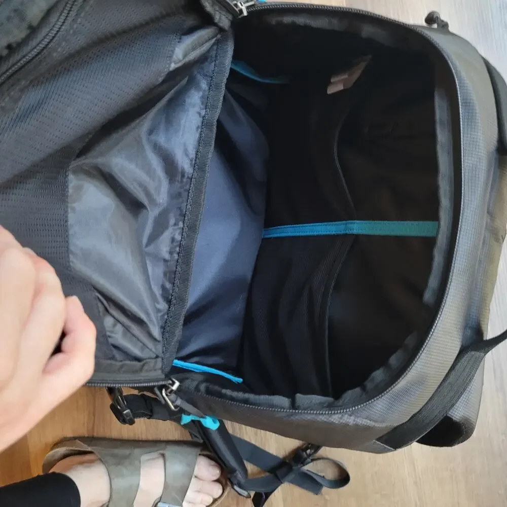 thule aspect DSLR camera packback new with flaw